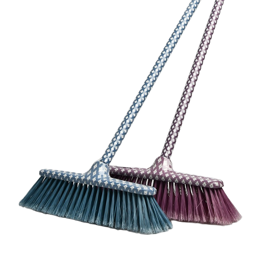 Scopa decorata con manico